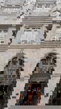 Мінімальні зарплати Європи 2025 🌍

2025 року мінімальна зарплата в країнах Європейського Союзу варіюється від дуже низьких значень до одних з найвищих у світі. За даними Євростату, станом на початок 2025 року вона становить лише €551 у Болгарії й майже €2638 у Люксембурзі ￼😊

Національна мінімальна заробітна плата встановлена у 22 з 27 членів ЄС (винятки: Данія, Італія, Австрія, Фінляндія, Швеція)  Решта країн обирають систему колективних договорів без прямого держрегулювання 📊

Такі цифри ілюструють величезний розрив: мінімалка в Люксембурзі майже у 5 разів більша, ніж у Болгарії ￼😮

Ці дані показують великий вплив соціальної політики на життя людей: країни з високим рівнем життя встановлюють значно вищі мінімальні зарплати 🌍

мінімальна зарплата | ЄС | економіка | зарплата | 2025 | Люксембург | Болгарія | соціальна політика | ринок праці | купівельна спроможність

#MinimumWage #Europe #Economy #Salary #CostOfLiving #мінімальназарплата #Європа #економіка #зарплата #ринокпраці