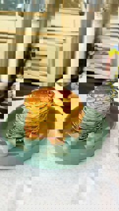 📝 Інгредієнти:
• 🌾 Борошно — 200 г
• 🥚 Яйця — 2 шт
• 🥛 Молоко — 400 мл
• 🧈 Вершкове масло — 50 г (розтопити)
• 🍬 Цукор — 30–60 г (регулюй за смаком)
• 🍦 Ванільний цукор — за бажанням
• 🧂 Дрібка солі
• ✨ Розпушувач — 1 ч. ложка