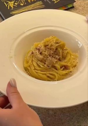 🍜 Карбонара - та, що без вершків!

⚡️Інгредієнти: 
▶️спагеті – 200 г  
▶️бекон або панчетта (якщо знайдете) – 200 г  
▶️жовтки – 3 шт.  
▶️пармезан – 70 г  
▶️часник – 2 зубчики  
▶️сіль, чорний мелений перець 

Приєднатися 👉 Смачна книга