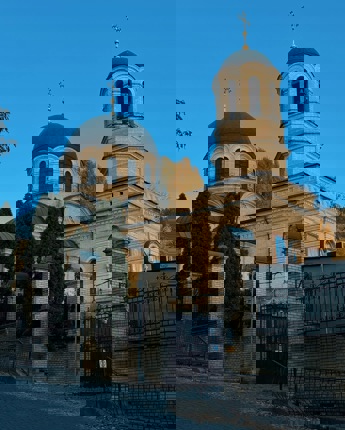 ⛪ Храм святителя Михаїла — архітектурний об’єкт кінця XIX століття, розташований у центральній частині Києва на вулиці Шовковичній. Будівля виконана у неовізантійському стилі за проєктом архітектора Володимира Ніколаєва, що характерно для сакрального будівництва тієї епохи.

🏛 Споруда має хрещатий у плані об’єм і три престоли. Конструктивно вирізняється масивними цегляними стінами, високими куполами та ретельно опрацьованими декоративними елементами. Усередині було встановлено різьблений дубовий іконостас, укладено паркетну підлогу, а система парового опалення забезпечувала комфорт у холодну пору року.

📜 Ініціатором будівництва став київський меценат Михайло Дегтерьов. Храм зводився на його кошти у 1893–1898 роках. Після смерті благодійника роботи продовжила його дружина Єлизавета, яка профінансувала добудову дзвіниці та прибудов, розширивши первісний проєкт.

💥 У 1930 році храм було зруйновано, проте залишки фундаменту збереглися. Наприкінці XX століття під час археологічних досліджень виявлено реліквії та усипальницю родини Дегтерьових. У 2000-х роках відбулося повне відтворення споруди на історичному місці.

🙏 Сьогодні храм функціонує як діюча пам’ятка архітектури, відновлена відповідно до первісного проєкту. Це зразок неовізантійського стилю, що демонструє розвиток київської архітектури кінця XIX — початку XX століття.

храм святителя Михаїла | архітектура Києва | неовізантійський стиль | Володимир Ніколаєв | історична спадщина

#Київ #Україна #архітектура #історія #храм #церква #памяткиКиєва #архітектураКиєва #неовізантійський #реставрація #Kyiv #KyivArchitecture #UkraineHeritage #OldKyiv #architecturehistory